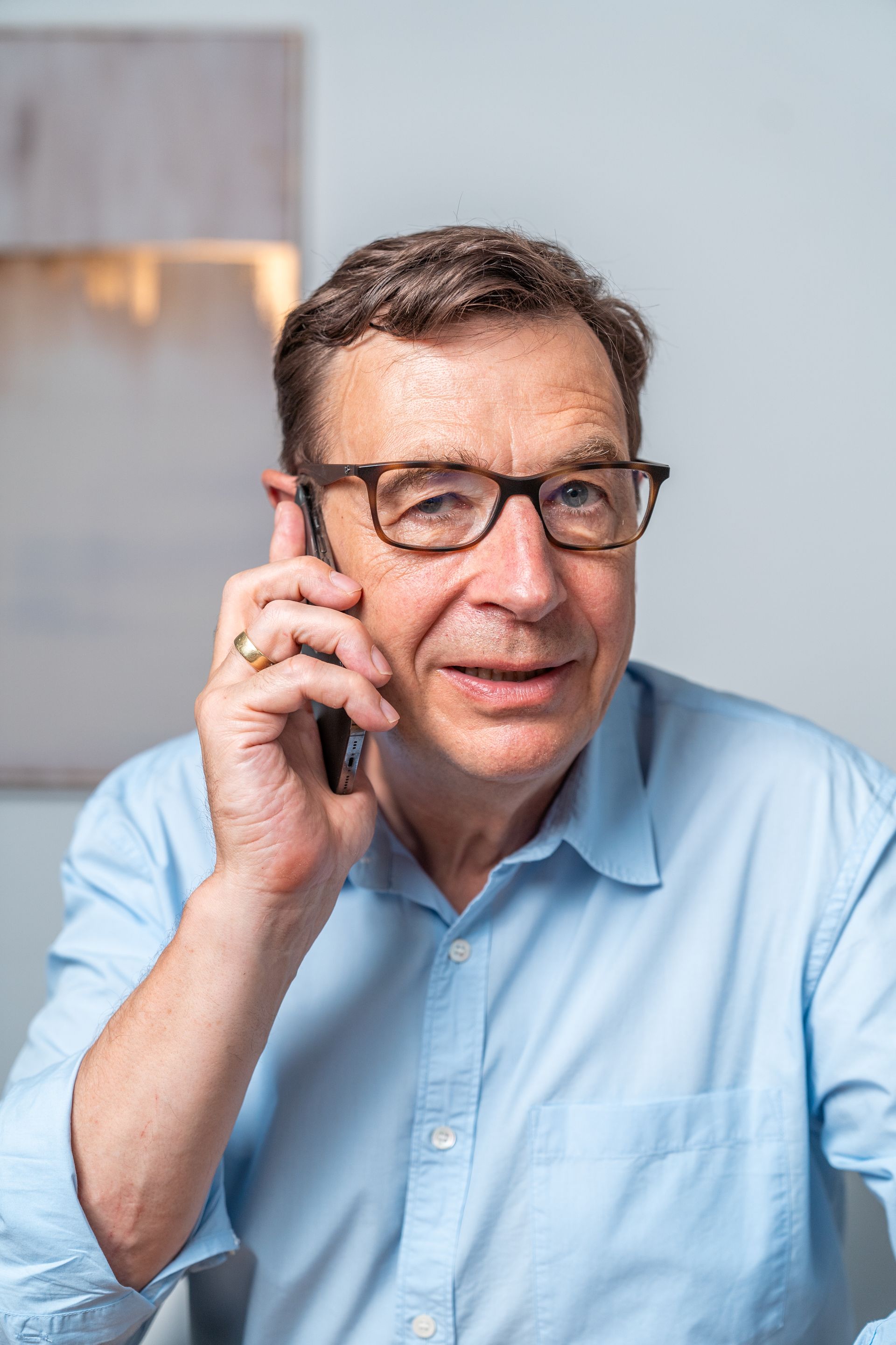 Christoph Schmalisch im Telefonat am Schreibtisch